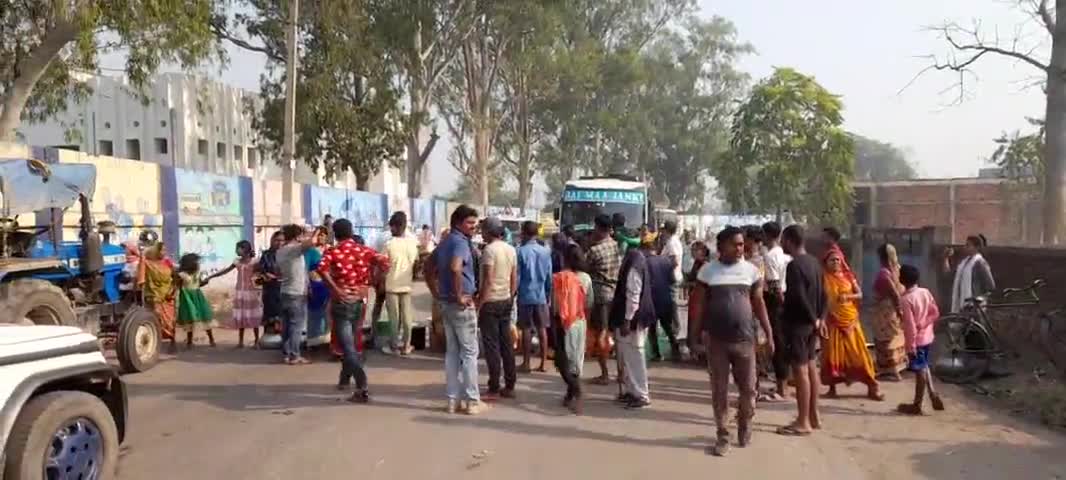 जल संकट से परेशान महिलाओं ने गोमिया प्लस टू विद्यालय के सामने किया सड़क जाम