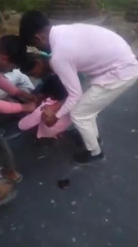 चौडेरा गांव के पास दो भाई को में आमने-सामने से टक्कर जिसमें चार लोग जख्मी हो गए हैं पुवायां नाहिल रोड का मामला  17/3/25