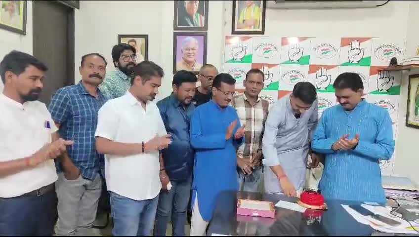 भांचा युगल (विवेक वर्मा) का जन्मदिवस प्रदेश कांग्रेस मुख्यालय राजीव भवन के संचार विभाग में हम सबने मनाया 

आपके सफ़ल, सुखद, दीर्घायु जीवन की मंगलकामना सहित बधाई 

#बर्थडे #birthday #जन्मदिवस #जन्मदिन #birthdaywishes