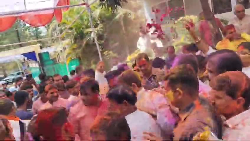 रंगों का त्योहार, खुशियों का इज़हार !!
📍Bhopal | #HoliCelebration