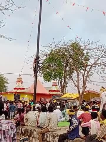 ग्राम देवरी त,परासिया जिला छिंदवाड़ा में प्राति बषॅ अनुसार इस बरछटवी मेला के उपलक्ष्य में 150 फिट लम्बा झंडा थोड़ा गाया