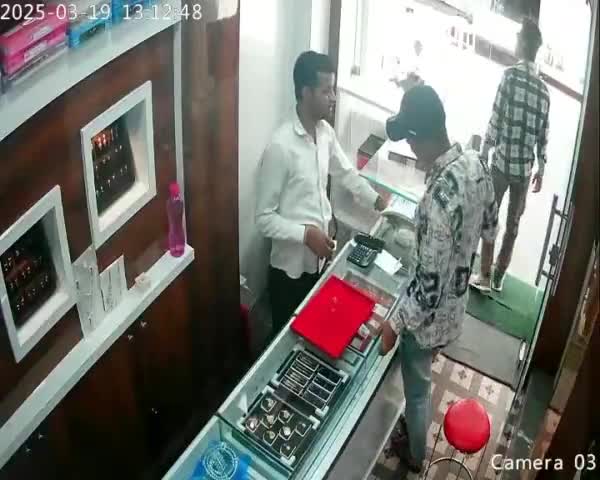 19/3/25 को दोपहर में भेरुनाथ ज्वेलर्स गंगापुर (भीलवाड़ा) में दो बदमाश बाइक सवार ने दिनदहाड़े लुट की वारदात को अंजाम दिया