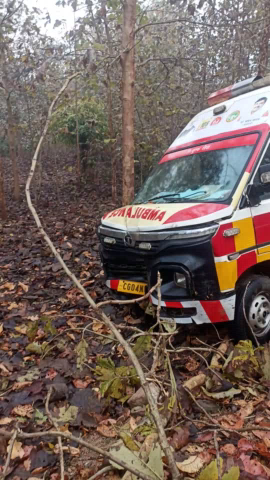 Sidhi se marij chhod ke ambulance hone ja rahi thi chaupal aur khamgadi ke bich jungle mein hua accident driver Ko mirgi