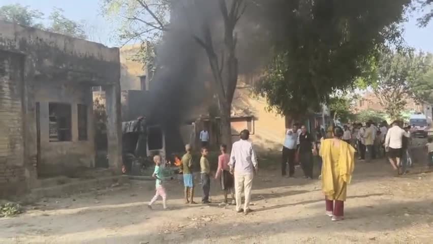 इगलास: सामुदायिक स्वास्थ्य केंद्र इगलास पर खड़ी एम्बुलेंस बनी आग का गोला #iglas #hospital #news #ambulance