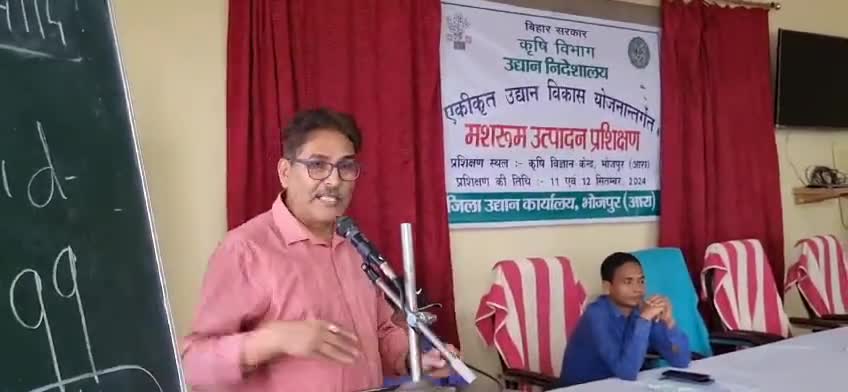 डॉ द्विवेदी #वरिष्ठवैज्ञानिक #मशरूम के लाभ की जानकारी दे रहे हैं और उसके बचे हुए अवशेष के लाभ और प्रबंधन की जानकारी दिया