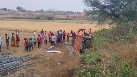 चंपागढ़ के भालसुम गांव के समीप ट्रैक्टर पलटने से दो युवकों की मौत चंपागढ़ @