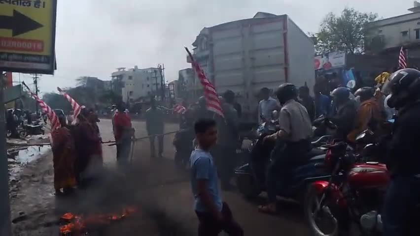 Ranchi ke loha dih me jam kiya gaya road