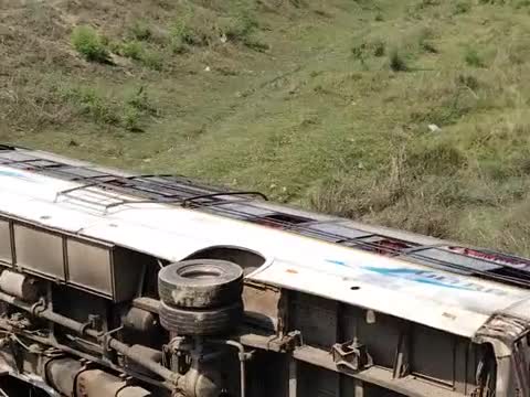 Sitamarhi ke mohini mandal gumti ke pass bus ki hui bhayank accident