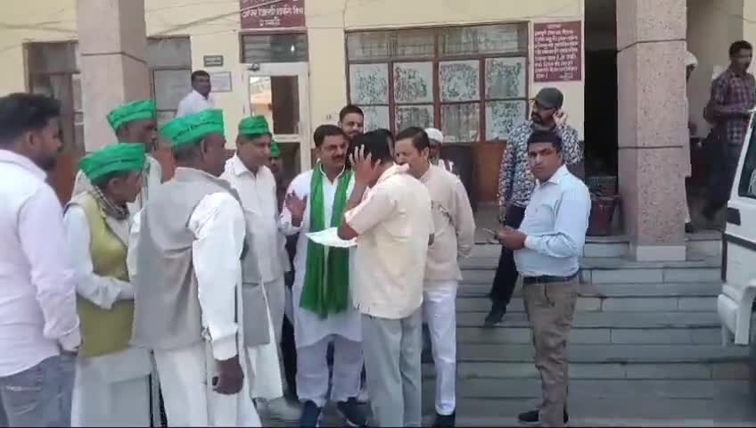 #शामली स्थानीय समस्याओं को लेकर ज्ञापन।
#Memorandum regarding local problems in Shamli.
#rajendra_yadav
#National_President
#भारतीय_किसान_संगठन
