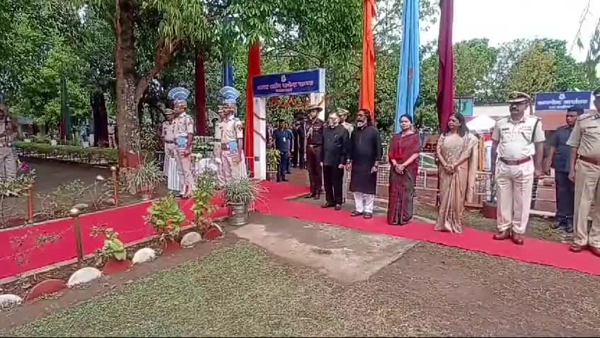#राँची : शहीद CRPF जवान सुनील कु. मंडल को श्रद्धांजलि देते हुए राज्यपाल संतोष कुमार गंगवार एवं मुख्यमंत्री हेमन्त सोरेन।