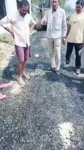 अम्बेडकर नगर,सड़क में घटिया सामग्री का उपयोग! #gorakhpur #india #indian #uttarpradesh #national #bansgaon #viral