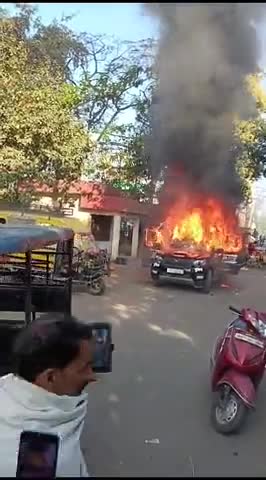 मुरादाबाद की मंडी समिति में खड़ी डायल 112 की गाड़ी में लगी आग। भीषण आग से पूरी तरह जलकर खाक हुई गाड़ी
#dial112 #viral