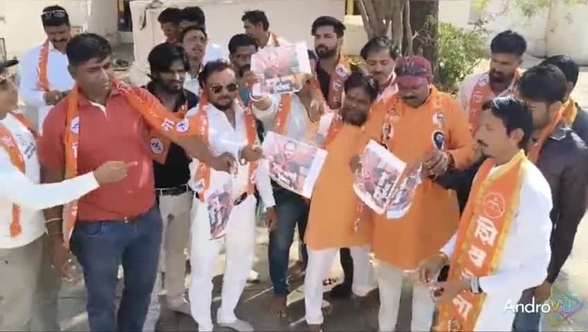 *एकनाथ शिंदे साहब के खिलाफ टिप्पणी करने वाले कुणाल काबरा का युवा शिवसेना ने जलाया पुतला*
 युवा शिवसेना आगर मालवा शंकर टे
