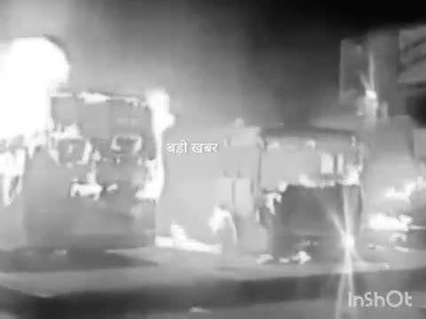 सिंगरौली बस स्टैंड में खड़ी 2 बसों में लगी आग, आग लगने का कारण अज्ञात,1 की मौत #singrauli #sidhi #rewa