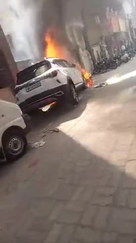 होटल हाइवे के पास खड़ी गाड़ी में लगी आग स्थानीय लोगों की मदद से अन्दर बैठे व्यक्तियों को निकल लिया गया 
#firenews