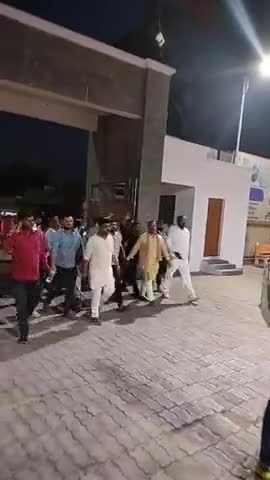 बस्ती पुलिस प्रशासन के खिलाफ लामबंद हुए तमाम संगठनों और पार्टी के कार्यकर्ता ,DM office को घेरा. 

#बस्तीन्यूज़ #tvnews