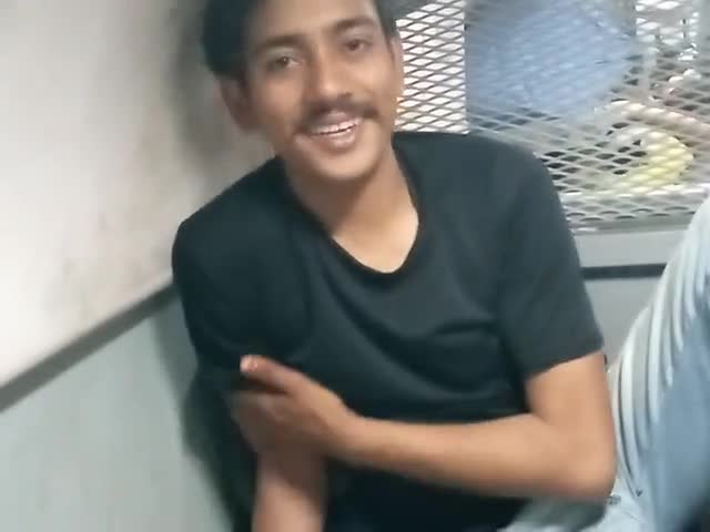 ट्रेन में बच्चे भीड़ लोग बहुत दौड़ मचाने लगे ट्रेन में भीड़ जनरल डब्बा हुआ फूल