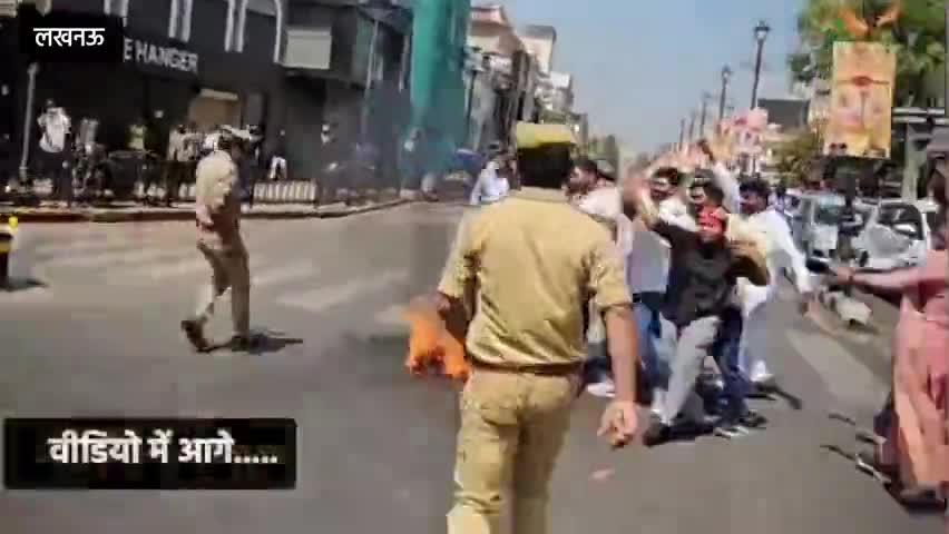 बाबू सिंह कुशवाहा सदन छोड़ उतरे दलित सांसद रामजी लाल सुमन के समर्थन में, लखनऊ में सपा का बवाल #cmyogiaditynath 
#ramjilalsuman
#janadarshbharat 
#babusinghkushwahanews
#babusinghkushwahaspeech