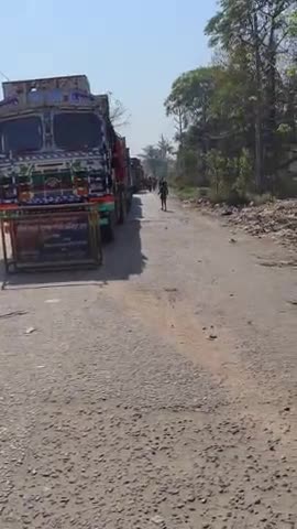 बहियार चांदी रोड पर बीचों बीच ट्रक का पूरा दिन जाम लगा और सवारी गाड़ी कच्ची रोड पर चलने को मजबूर है जो कही से शोभा नहीं
