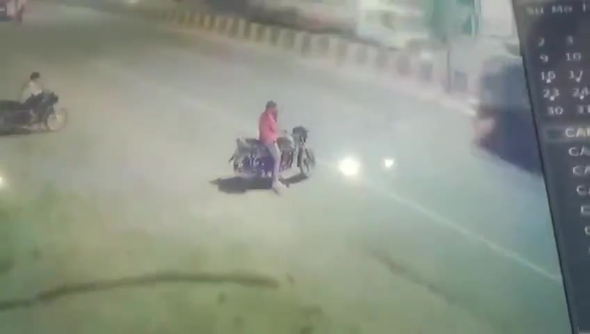 बागपत: सरेशाम युवक को कार में डालकर ले गए दबंग... #VideoViral

बाइक सवार को पीटकर गाड़ी में युवक को डालकर ले जाते CCTV