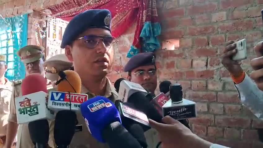 #शाहजहांपुर में देर रात #पिता ने अपने चार #बच्चो की धारदार #हथियार से #गला रेतकर कर डाली हत्या खुद फाँसी लगाकर दी जान
