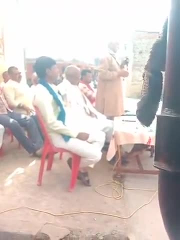 सहार प्रखंड के माले नेता रामकिशोर राय ने भाजपा बूथ अध्यक्ष कंपहरी के राहुल चंद्रवंशी को कैसे डेरवा और धमका रहे हैं।