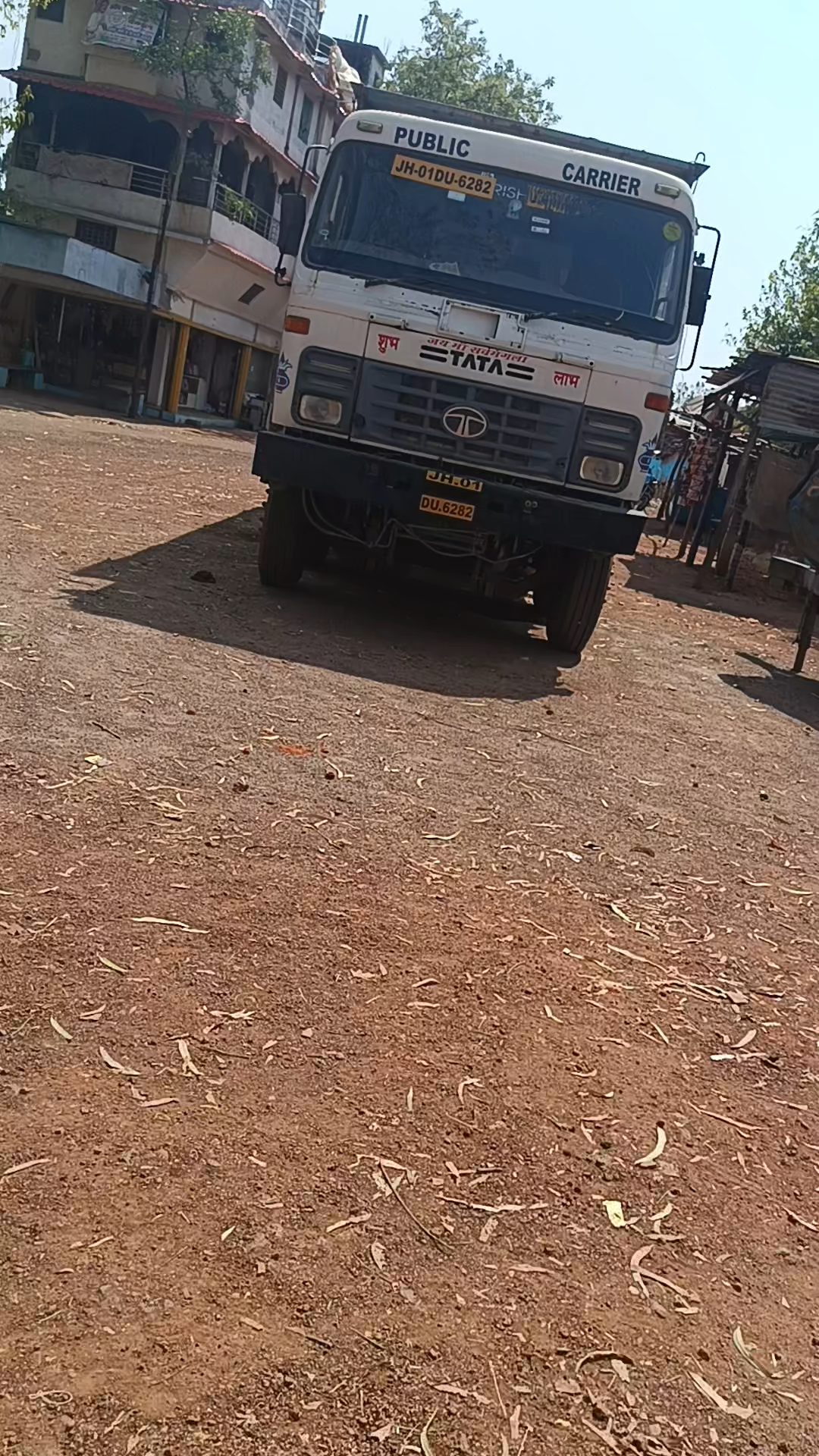 lapata driver puja karbane ayaa tha 8  din se truck khada hai 14 chaka gadi ye video jyda se jyda shere kare badera grm