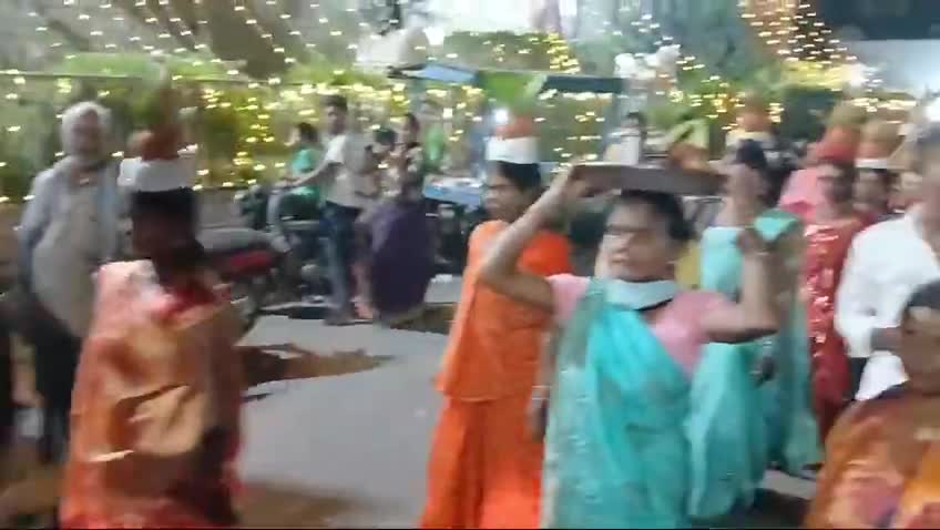 खरसिया पुरानी बस्ती मठखनवा तालाब पार वासियों ने चैत्र नवरात्रि के अवसर पर एक दिन पूर्व निकाली कलश यात्रा...