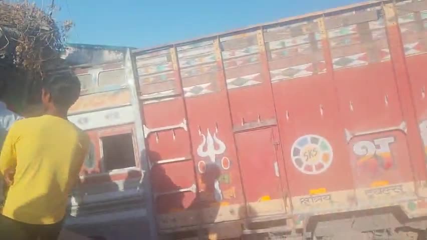 नौगढ़ रोड़ महेवा स्कूल के पास घर से टकराकर गिरी खाई में