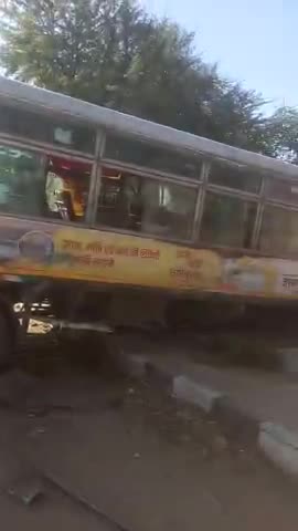 मैनपुरी जिला के मीठपुर में सरकारी बस में पीछे से डंपर  ने मार दी पीछे से टक्कर