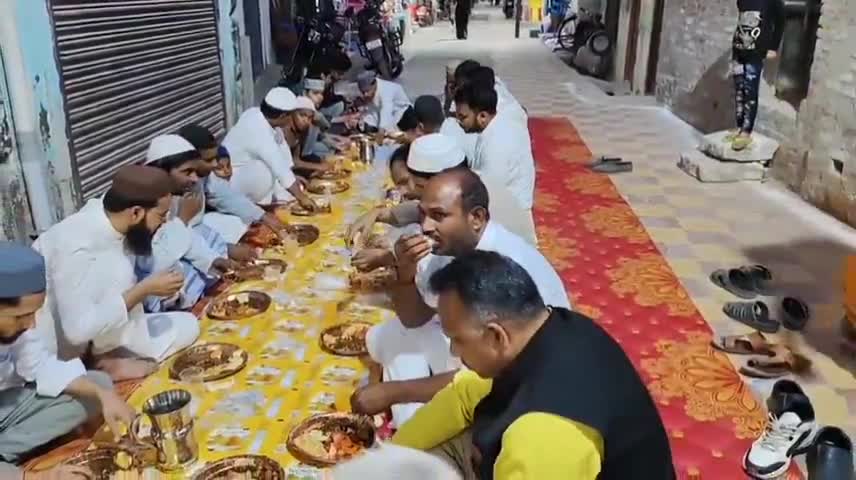 #गंगा जमुनी तहजीब की मिशाल पेश, घोसी नव निर्माण मंच ने इफ्तार पार्टी का किया आयोजन
