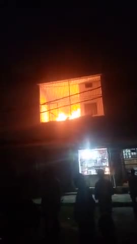 फतेहगंज पश्चिमी में कापी किताब की दुकान में आग लगने से भारी नुकसान