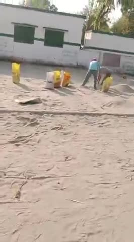 देवीपुर गजरौरा तहसील पलिया कलां जिला लखीमपुर खीरी उच्च माध्यमिक विद्यालय में छात्र छात्राओं की जान से हुआ खिलवाड़ देखें