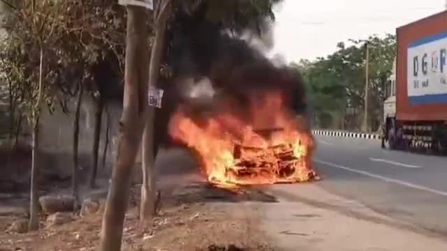 నార్కెట్​పల్లి: నార్కట్పల్లి-అద్దంకి జాతీయ రహదారిపై చెరువుగట్టు ఆర్చి వద్ద మంటలు చెరరేగి కారు దగ్ధం