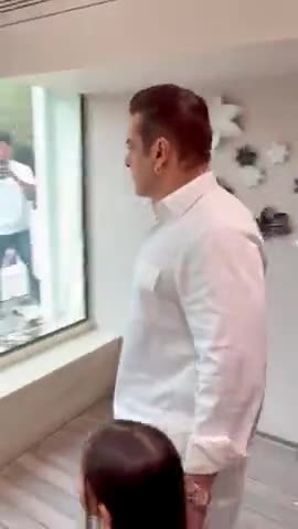 ईद पर अपने फैन्स से कुछ यूं मिले बॉलीवुड स्टार सलमान खान

#Eid