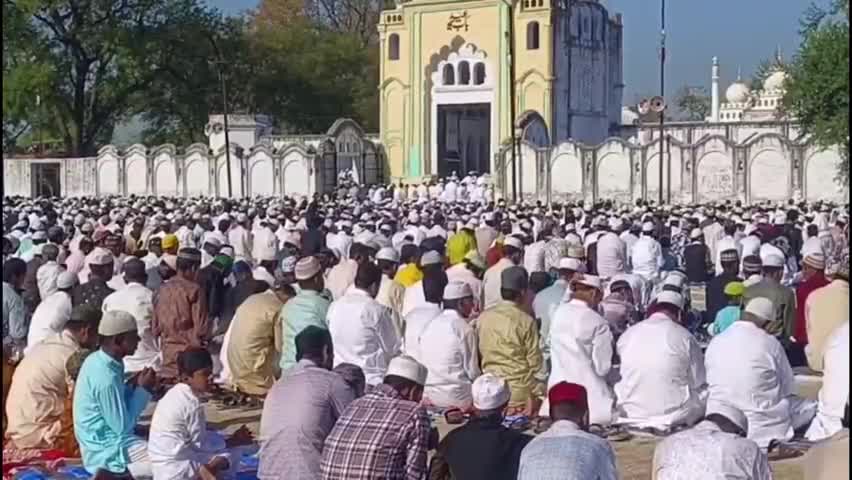 कन्नौज: शहर के ईदगाह पर हुई ईद की नमाज, प्रशासनिक अधिकारों और सपा पदाधिकारियों ने दी बधाई #ईद #कन्नौज_न्यूज
