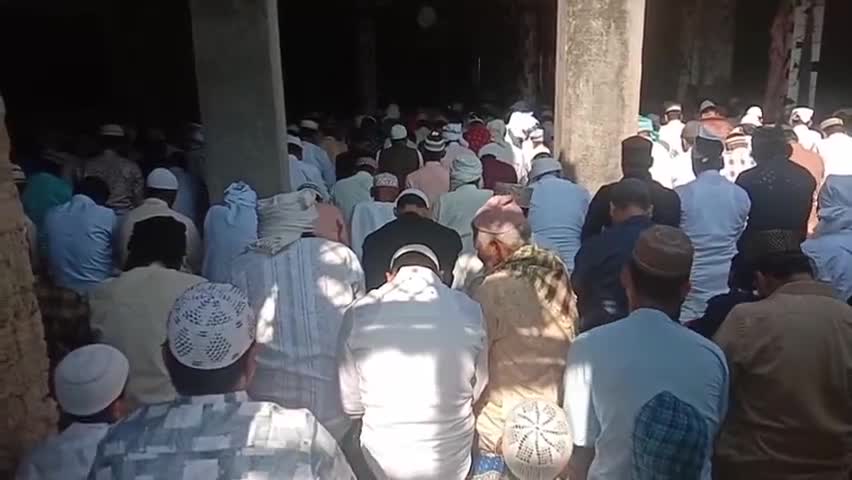 बबेरू: बबेरू कस्बे के जामा मस्जिद पर ईद उल फितर की नमाज अदा कर देश में अमन चैन की मांगी दुआ, पुलिस बल रहा मौजूद #Eid ul fitr