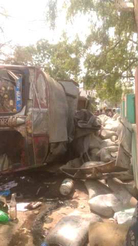 गांधी मैदान के समीप एक ट्रक अनियंत्रित होकर पलटा,चालक और उपचालक बाल बाल बचे। #रोड ऐक्सिडेंट