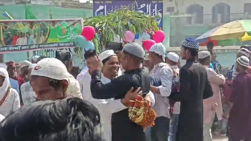 फलका मे ईद-उल-फितर की नमाज अदा की गई गले मिल कर दिए बधाई