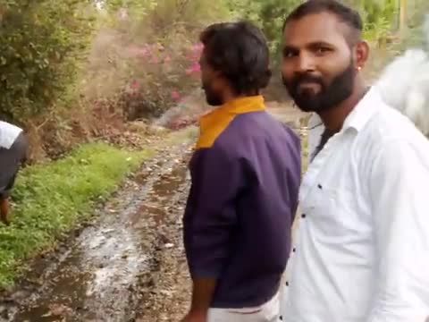 gram bhilgoan mohlla balai me road saaf kiya ja raha h yaha pr sarpanch ya koi panchayat shadasya is pr dhyan ni de raha