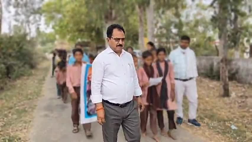 #शिवगढ़ 'स्कूल चलो अभियान के अंतर्गत छात्र-छात्राओं के द्वारा निकाली गई रैली नगर पंचायत प्रा, वि, सराँय छत्रधारी मे
