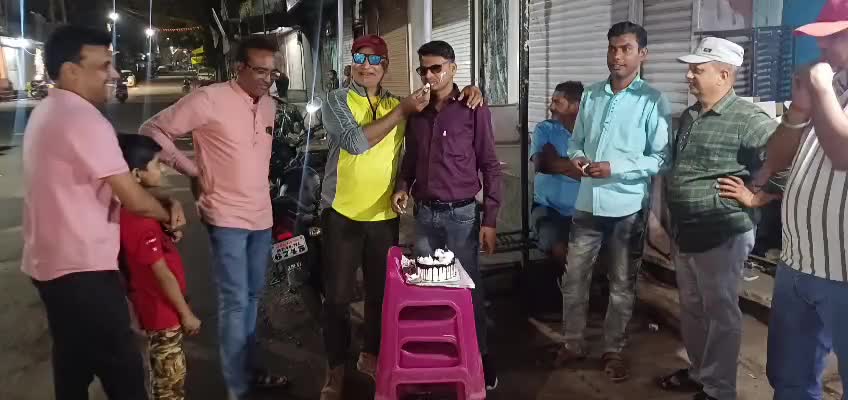 पलसूद पत्रकार साथियों के साथ में जन्मदिवस मानते हुए