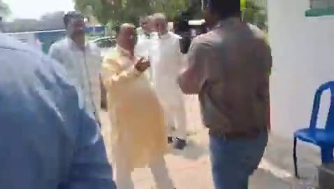 पटना का खबर पत्रकार से बात करते हुए