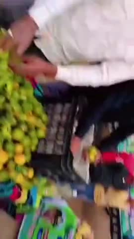 रजौली विधानसभा के भावी विधायक प्रत्याशी कैप्टन राकेश चौधरी के द्वारा छठ घाट पर फल बाटा गया #News18Nawada