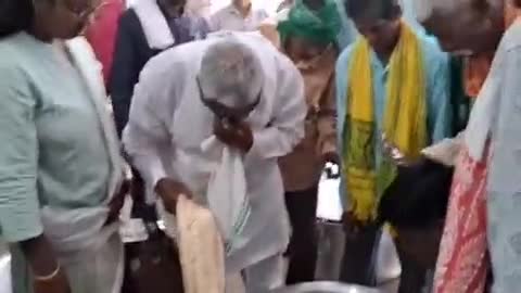 टुंडी : टुंडी विधायक मथुरा प्रसाद महतो ने दर्जनों मांझी हड़ाम को किया सम्मानित सरना जाहेर थान में पूजा में उपयोग के लिए