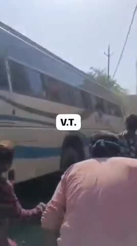 *आगर मालवा में चलती बस में ड्राइवर को आया #हार्टअटैक,रईस काजी बस चालक की सीट पर ही मौत हुई, बाइक को टक्कर मारते हुए सड़क