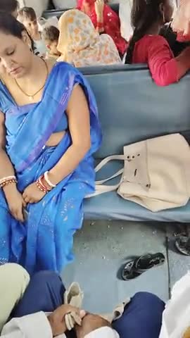 punsia Railways Halt ,(एक महिला जबरदस्त ट्रेन के कोच की मुख्य सीट देने से मना कर दिया है, किरपिया इनको  #railway