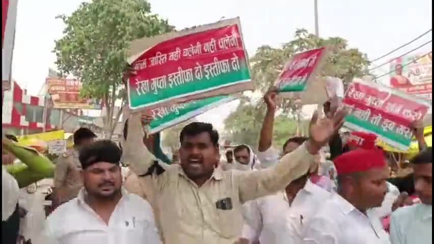 #दिल्ली की #CM रेखा गुप्ता के बयान पर #सपा का विरोध
#अखिलेश_यादव पर #अभद्र_टिप्पणी को लेकर विरोध प्रदर्शन