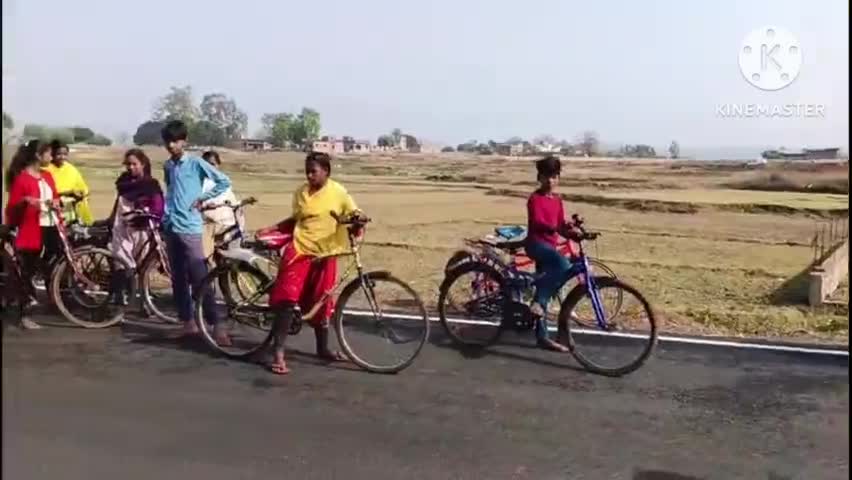 #गढ़ी-थाने से 1km पे दारु पी के मस्त! क्या है #प्रशासन-सख्त???