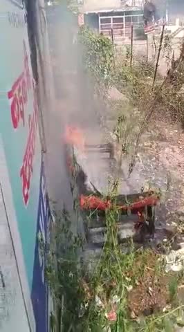 मेरेवर्कशॉप के बाहर मेरे सोफे में एक दबंग व्यक्ति द्वारा आग लगाई गई जिस से मेरे और  SBIbankऔरUnionBank  #policepoll